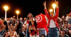 بالصور.. مشجعو تونس يحتفلون رغم الخسارة أمام انكلترا 