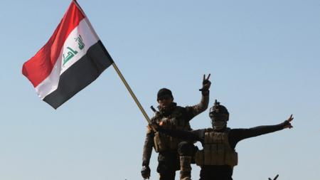 رفع العلم العراقي فوق مصفى القيارة 