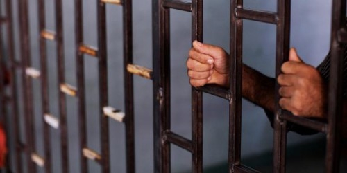 خبير قانوني يوضح الجرائم المشمولة بالعفو العام