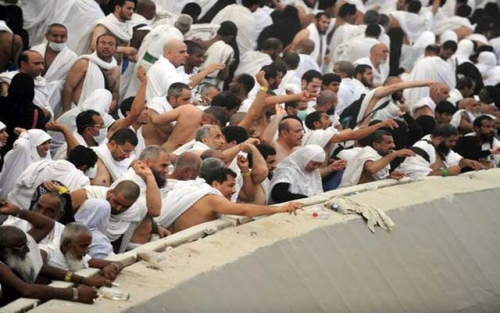 الحجاج يصلون إلى مشعر منى ويبدأون برمي جمرة العقبة الكبرى