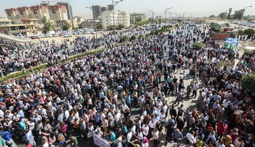 تأجيل العام الدراسي بإقليم كردستان بعد تظاهر آلاف المدرسين لتأخر رواتبهم