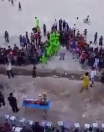 لحظة تفجير انتحاري بملعب في بابل
